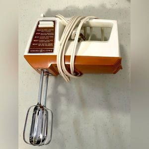 RARE VINTAGE Retro Boho Mid Century MCM General Electric Hand Held 420 A Mixer